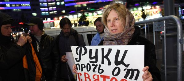 Участница одиночного пикета против фильма Алексея Учителя Матильда перед его премьерой в киноцентре Октябрь в Москве, 24 октября 2017 года - Sputnik Азербайджан