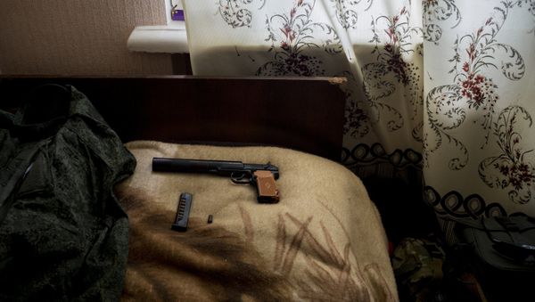 Пистолет Макарова в комнате, фото из архива - Sputnik Азербайджан