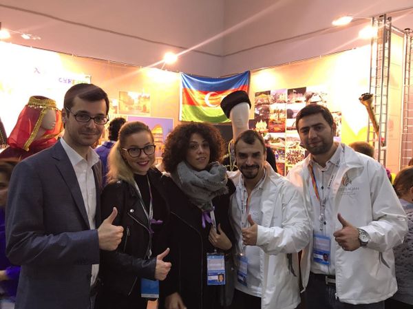 Актеры Азербайджанского государственного русского драматического театра на XIX Всемирном фестивале молодежи и студентов - Sputnik Азербайджан