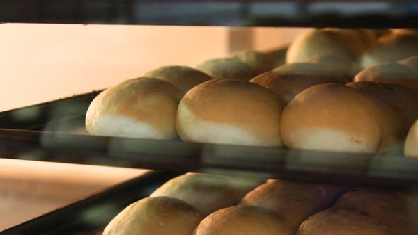 Хлебобулочная продукция в печке - Sputnik Азербайджан