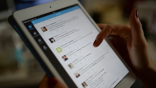 Страница сайта Twitter на экране планшетного компьютера - Sputnik Азербайджан