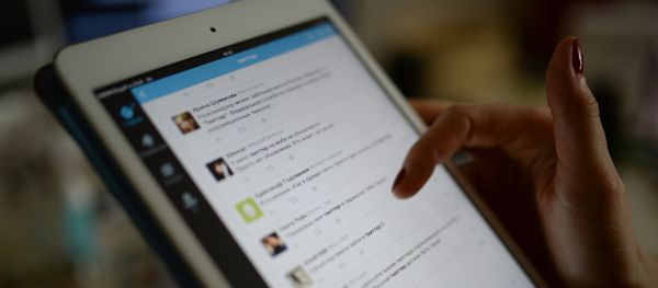 Страница сайта Twitter на экране планшетного компьютера - Sputnik Азербайджан