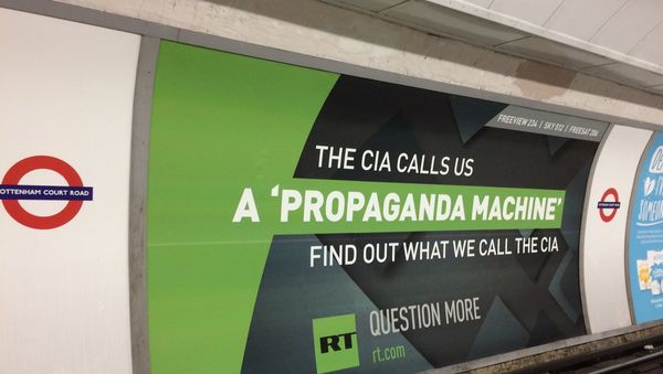 Рекламный плакат RT в лондонском метро - Sputnik Азербайджан