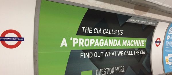 Рекламный плакат RT в лондонском метро - Sputnik Азербайджан