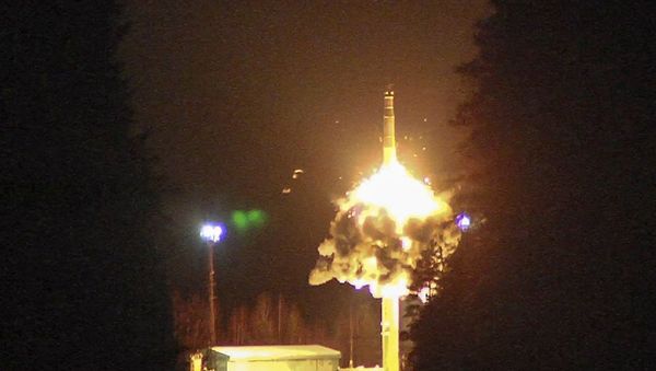 Запуск межконтинентальной баллистической ракеты с космодрома Плесецк. 26 октября 2017 года - Sputnik Азербайджан