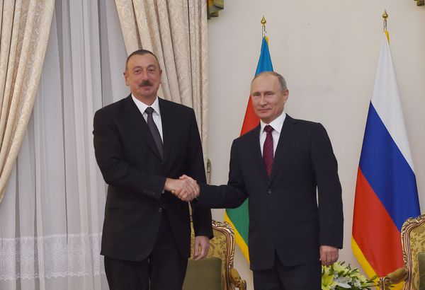 Президент Азербайджана Ильхам Алиев и президент Российской Федерации Владимир Путин во время встречи в Тегеране, 1 ноября 2017 года - Sputnik Азербайджан