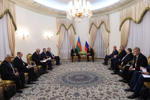 Президент Азербайджана Ильхам Алиев и президент Российской Федерации Владимир Путин во время встречи в Тегеране, 1 ноября 2017 года - Sputnik Азербайджан