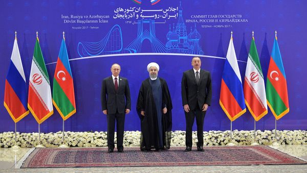 Президент РФ Владимир Путин, президент Ирана Хасан Рухани и президент Азербайджана Ильхам Алиев (слева направо) во время церемонии фотографирования перед началом встречи в Тегеране - Sputnik Азербайджан