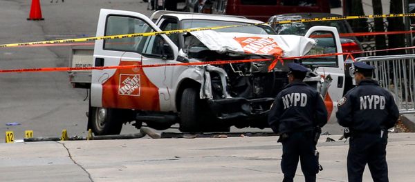 Полиция изучает пикап, используемый в нападении в Манхэттене, Нью-Йорк, США, 1 ноября 2017 - Sputnik Азербайджан