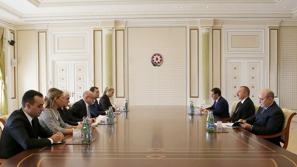 Президент Азербайджана Ильхам Алиев принял делегацию, возглавляемую министром иностранных дел Черногории Президент Азербайджана Ильхам Алиев принял делегацию, возглавляемую министром иностранных дел Черногории - Sputnik Азербайджан