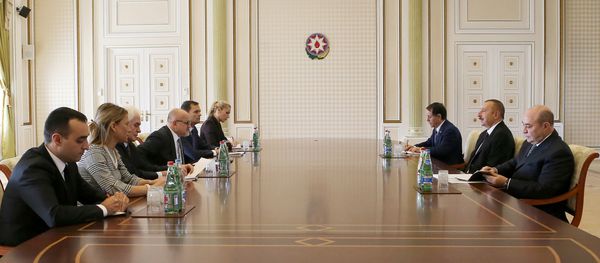 Президент Азербайджана Ильхам Алиев принял делегацию, возглавляемую министром иностранных дел Черногории - Sputnik Азербайджан