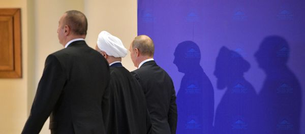 Президент РФ Владимир Путин, президент Ирана Хасан Рухани и президент Азербайджана Ильхам Алиев (справа налево) во время церемонии фотографирования перед началом встречи в Тегеране - Sputnik Азербайджан