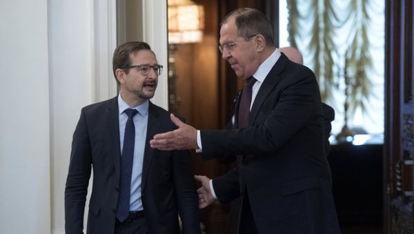 Министр иностранных дел РФ Сергей Лавров (справа) и генеральный секретарь ОБСЕ Томас Гремингер во время встречи в Москве Министр иностранных дел РФ Сергей Лавров (справа) и генеральный секретарь ОБСЕ Томас Гремингер во время встречи в Москве - Sputnik Азербайджан