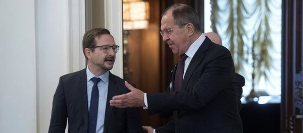 Министр иностранных дел РФ Сергей Лавров (справа) и генеральный секретарь ОБСЕ Томас Гремингер во время встречи в Москве Министр иностранных дел РФ Сергей Лавров (справа) и генеральный секретарь ОБСЕ Томас Гремингер во время встречи в Москве - Sputnik Азербайджан