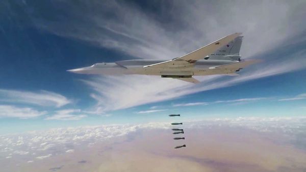 Авиаудары бомбардировщиками Ту-22М3 ВКС РФ по объектам террористов в провинции Дейр-эз-Зор - Sputnik Азербайджан