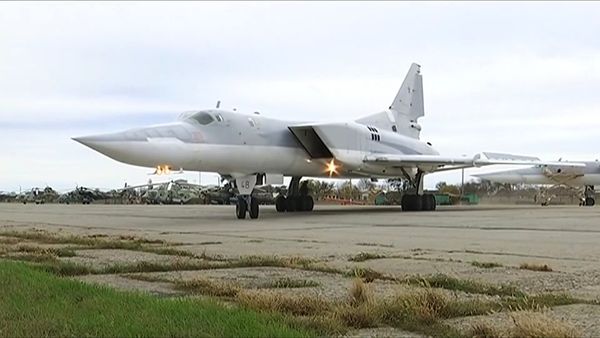 Авиаудары бомбардировщиками Ту-22М3 ВКС РФ по объектам террористов в провинции Дейр-эз-Зор - Sputnik Азербайджан