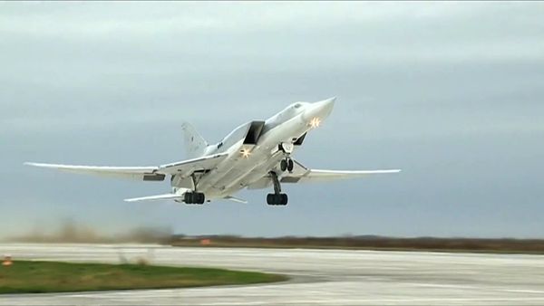 Авиаудары бомбардировщиками Ту-22М3 ВКС РФ по объектам террористов в провинции Дейр-эз-Зор - Sputnik Азербайджан