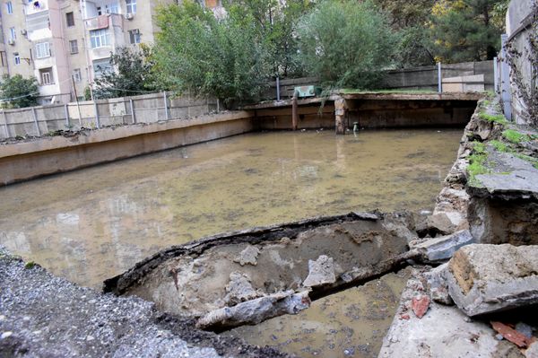 Водный резервуар, снесенный строительной компанией - Sputnik Азербайджан