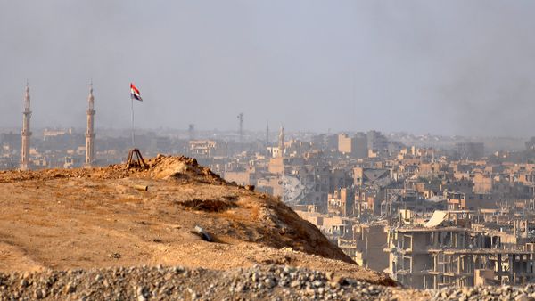 Вид Дейр-эз-Зора во время операции сирийской армии против террористов, 2 ноября 2017 года - Sputnik Азербайджан