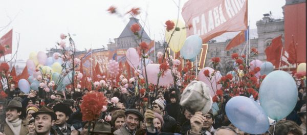 Участники демонстрации на Красной площади в День празднования 64-ой годовщины Великой Октябрьской Социалистической революции, Москва, 7 ноября 1981 года - Sputnik Азербайджан