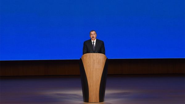 В Азербайджане проходит торжественная церемония по случаю добычи двух миллиардов тонн нефти - Sputnik Азербайджан