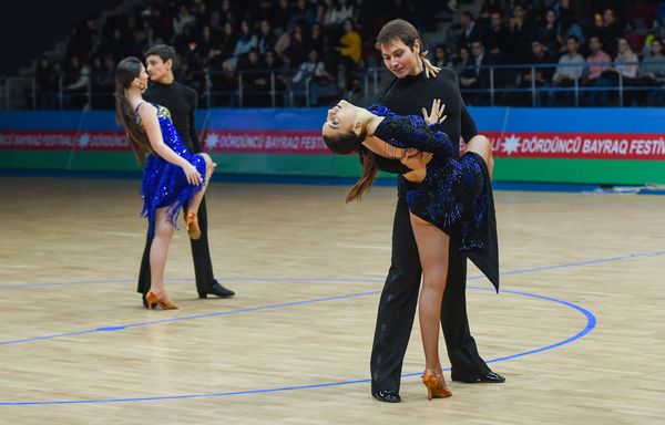 Четвертый фестиваль флага, посвященный празднованию Дня Государственного флага, в Бакинском дворце спорта - Sputnik Азербайджан