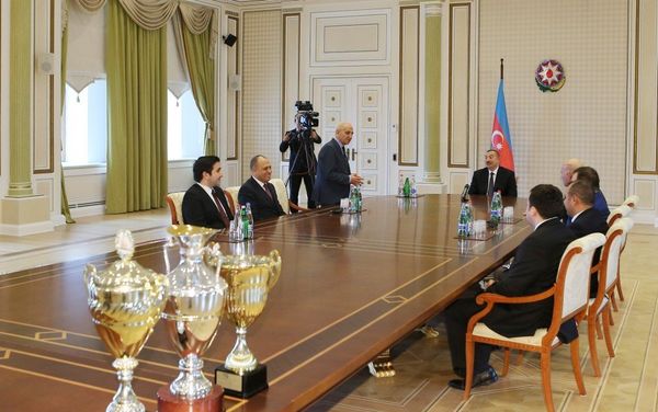 Президент Ильхам Алиев принял делегацию в составе победителей командного чемпионата Европы по шахматам - Sputnik Азербайджан