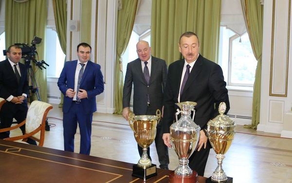 Президент Ильхам Алиев принял делегацию в составе победителей командного чемпионата Европы по шахматам - Sputnik Азербайджан