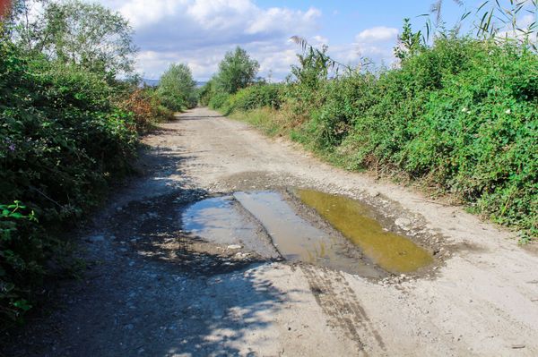 Дорога, ведущая к могиле известного героя, находится в плачевном состоянии - Sputnik Азербайджан