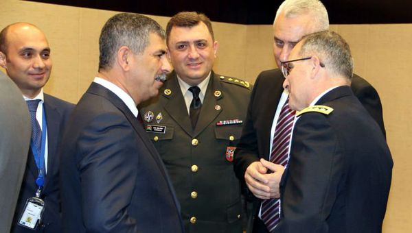Министр обороны Азербайджана генерал-полковник Закир Гасанов с главами оборонных ведомств, принимающих участие в заседании НАТО в Брюсселе - Sputnik Азербайджан