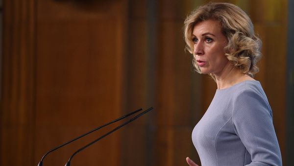 Официальный представитель министерства иностранных дел России Мария Захарова во время брифинга в Москве, 28 сентября 2017 года - Sputnik Азербайджан
