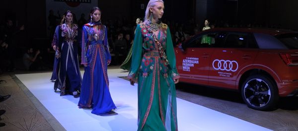 Высокая мода Востока на Azerbaijan Fashion Week - Sputnik Азербайджан