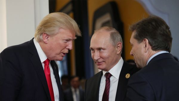 Президент РФ Владимир Путин и президент США Дональд Трамп в перерыве рабочего заседания лидеров экономик форума Азиатско-Тихоокеанского экономического сотрудничества (АТЭС) - Sputnik Азербайджан