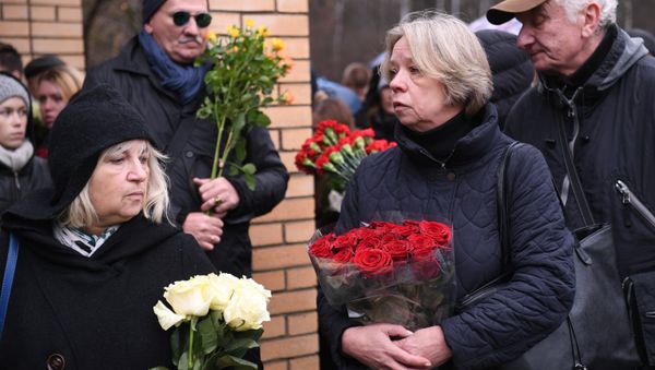 Люди у клиники Медси в Московской области, пришедшие проститься с сатириком Михаилом Задорновым - Sputnik Азербайджан