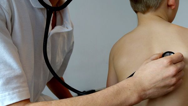Врач слушает легкие мальчика, фото из архива - Sputnik Азербайджан