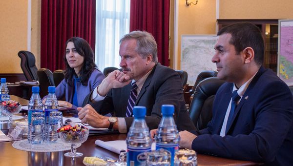 Посол США в Азербайджане Роберт Секута в ходе встречи с министром энергетики Азербайджана Парвизом Шахбазовым - Sputnik Азербайджан