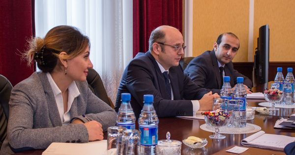 Министр энергетики Азербайджана Парвиз Шахбазов в ходе встречи с послом США в Азербайджане Робертом Секута  - Sputnik Азербайджан