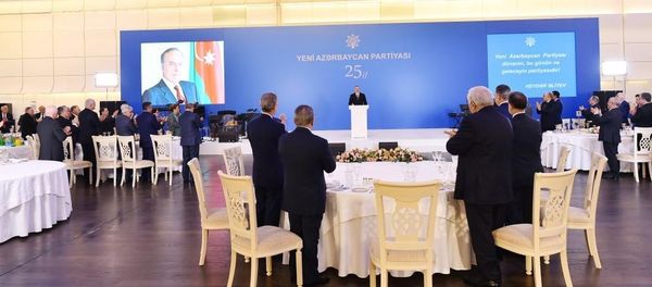 Президент принял участие в торжественной церемонии по случаю 25-й годовщины создания партии Ени Азербайджан - Sputnik Азербайджан