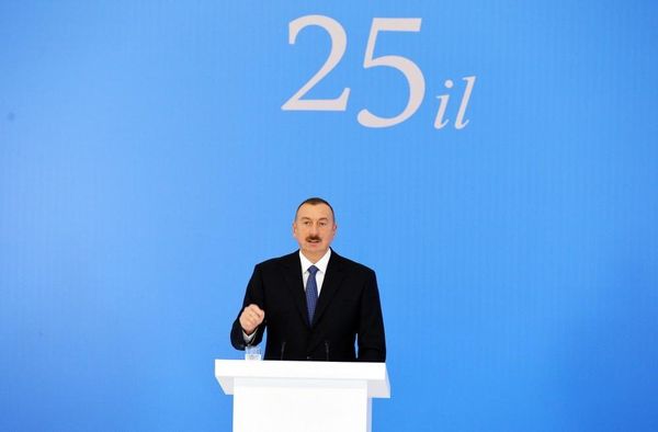 Президент принял участие в торжественной церемонии по случаю 25-й годовщины создания партии Ени Азербайджан - Sputnik Азербайджан