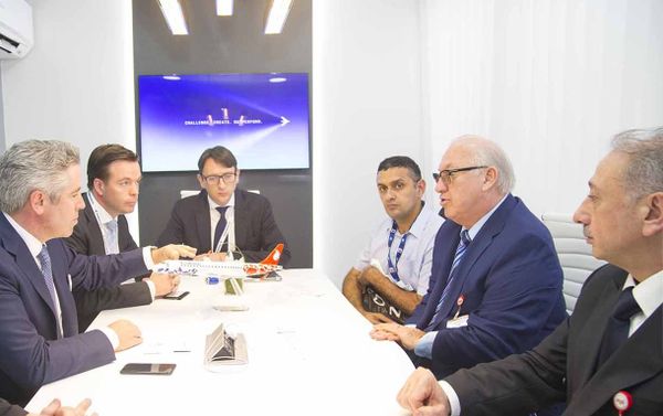 На выставке Dubai Airshow 2017 достигнут ряд ключевых договоренностей в области гражданской авиации Азербайджана На выставке Dubai Airshow 2017 достигнут ряд ключевых договоренностей в области гражданской авиации Азербайджана - Sputnik Азербайджан
