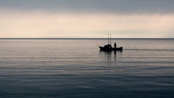 Рыбак в открытом море, фото из архива  - Sputnik Азербайджан