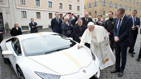 Lamborghini преподнесла в дар папе Римскому Франциску уникальный экземпляр спортивного автомобиля модели Huracan - Sputnik Азербайджан