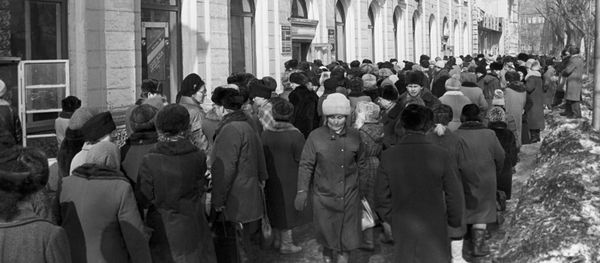 Очередь у магазина Одежда в городе Прокопьевск, Кемеровская область, Россия, 20 марта 1991 года Очередь у магазина Одежда в городе Прокопьевск, Кемеровская область, Россия, 20 марта 1991 года - Sputnik Азербайджан