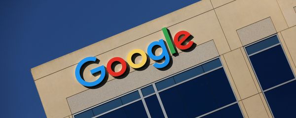 Эмблема Google на здании компании в Калифорнии, США - Sputnik Азербайджан
