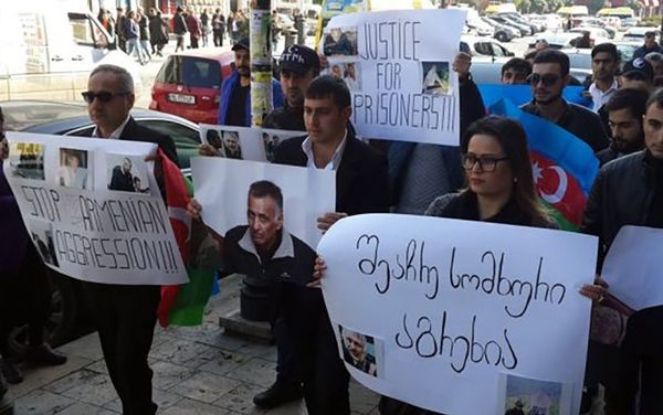 Перед посольством Армении в Тбилиси прошла акция с требованием освободить Дильгама Аскерова и Шахбаза Гулиева Перед посольством Армении в Тбилиси прошла акция с требованием освободить Дильгама Аскерова и Шахбаза Гулиева - Sputnik Азербайджан