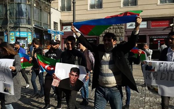 Перед посольством Армении в Тбилиси прошла акция с требованием освободить Дильгама Аскерова и Шахбаза Гулиева Перед посольством Армении в Тбилиси прошла акция с требованием освободить Дильгама Аскерова и Шахбаза Гулиева - Sputnik Азербайджан