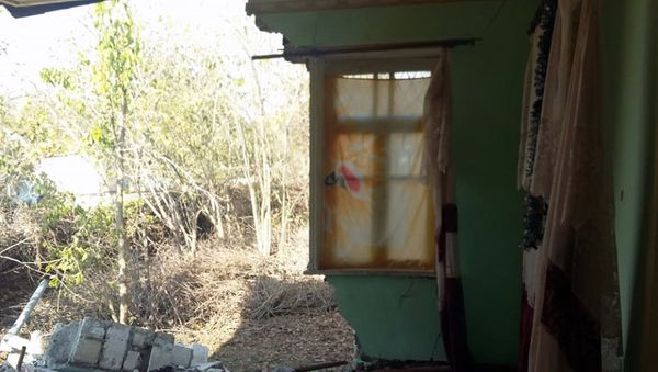 Разрушенный в результате землетрясения частный дом жительницы села Учоглан Агдамского района Захры Сафаровой - Sputnik Азербайджан