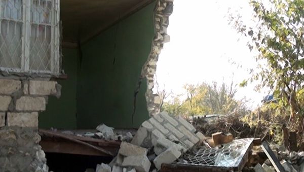 Разрушенный в результате землетрясения частный дом жительницы села Учоглан Агдамского района Захры Сафаровой - Sputnik Азербайджан