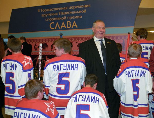 Знаменитый хоккеист Александр Рагулин - лауреат Национальной спортивной премии Слава в номинации Легенда. Торжественная церемония вручения премии состоялась 21 мая 2004 года - Sputnik Азербайджан