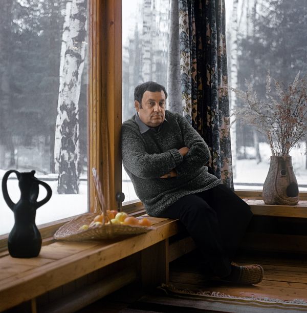 Кинорежиссер, народный артист СССР, лауреат Государственной премии СССР 1977 года и Государственной премии РСФСР 1979 года Эльдар Александрович Рязанов в своем загородном доме. 27 февраля 1988 года - Sputnik Азербайджан